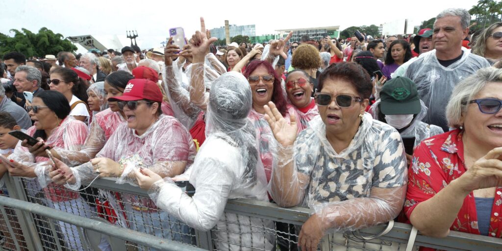 Manifestantes-comemoram-democracia-na-Praca-dos-Tres-Poderes.jpg