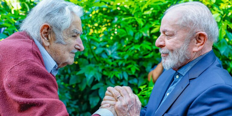 Lula-Mujica-mostrou-que-luta-politica-e-docura-podem-andar.jpg