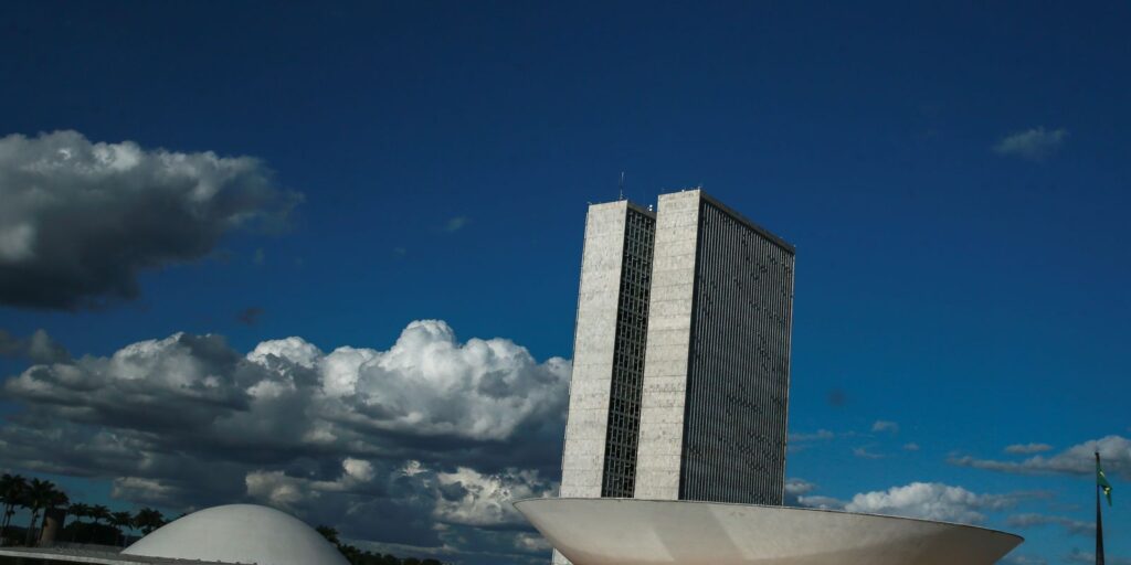 Camara-aprova-taxacao-de-15-lucro-de-multinacionais.jpg