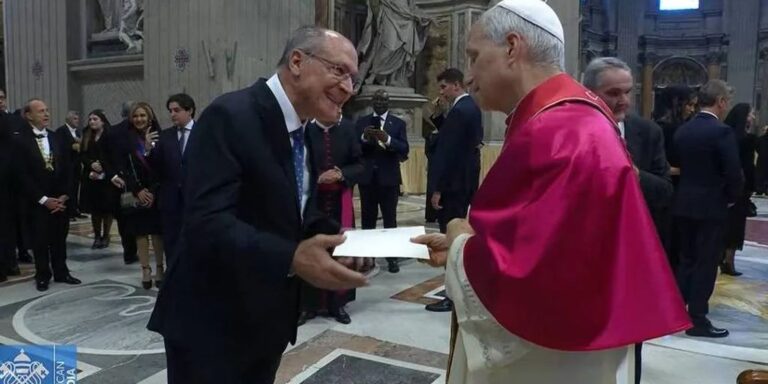 Alckmin-entrega-ao-Papa-convite-para-visitar-o-Brasil-durante.jpg