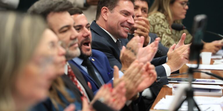 CCJ-da-Camara-aprova-suspensao-da-acao-contra-Bolsonaro-e.jpg
