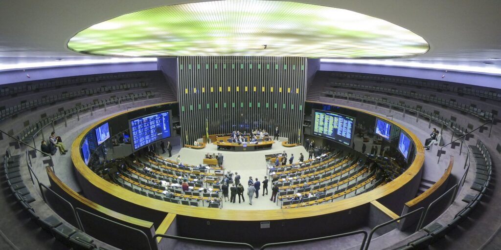 Especialistas-veem-manobra-juridica-em-decisao-da-Camara-sobre-golpe.jpg