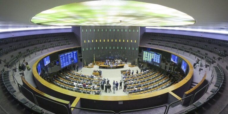 Especialistas-veem-manobra-juridica-em-decisao-da-Camara-sobre-golpe.jpg