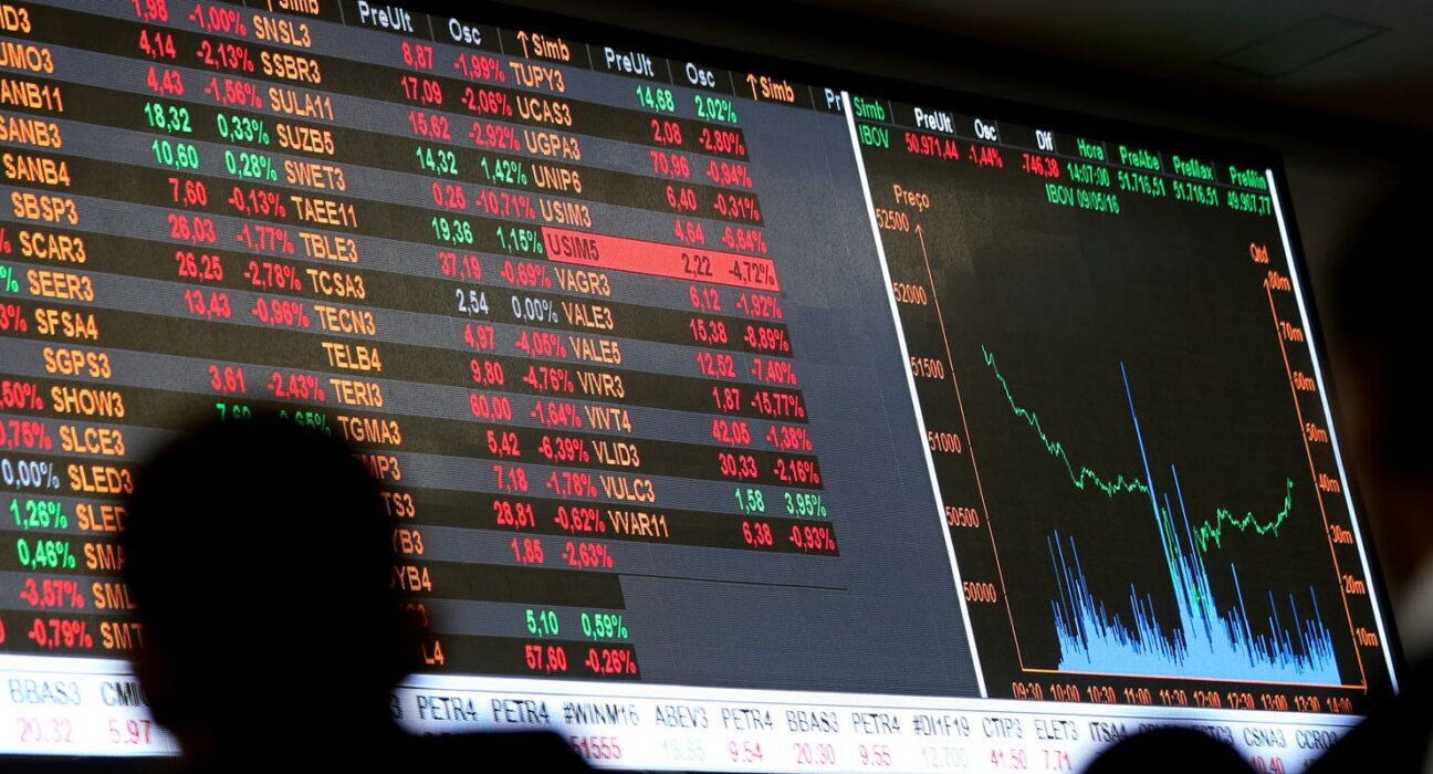 Bolsa volta a bater recorde e dólar cai para R$ 5,36