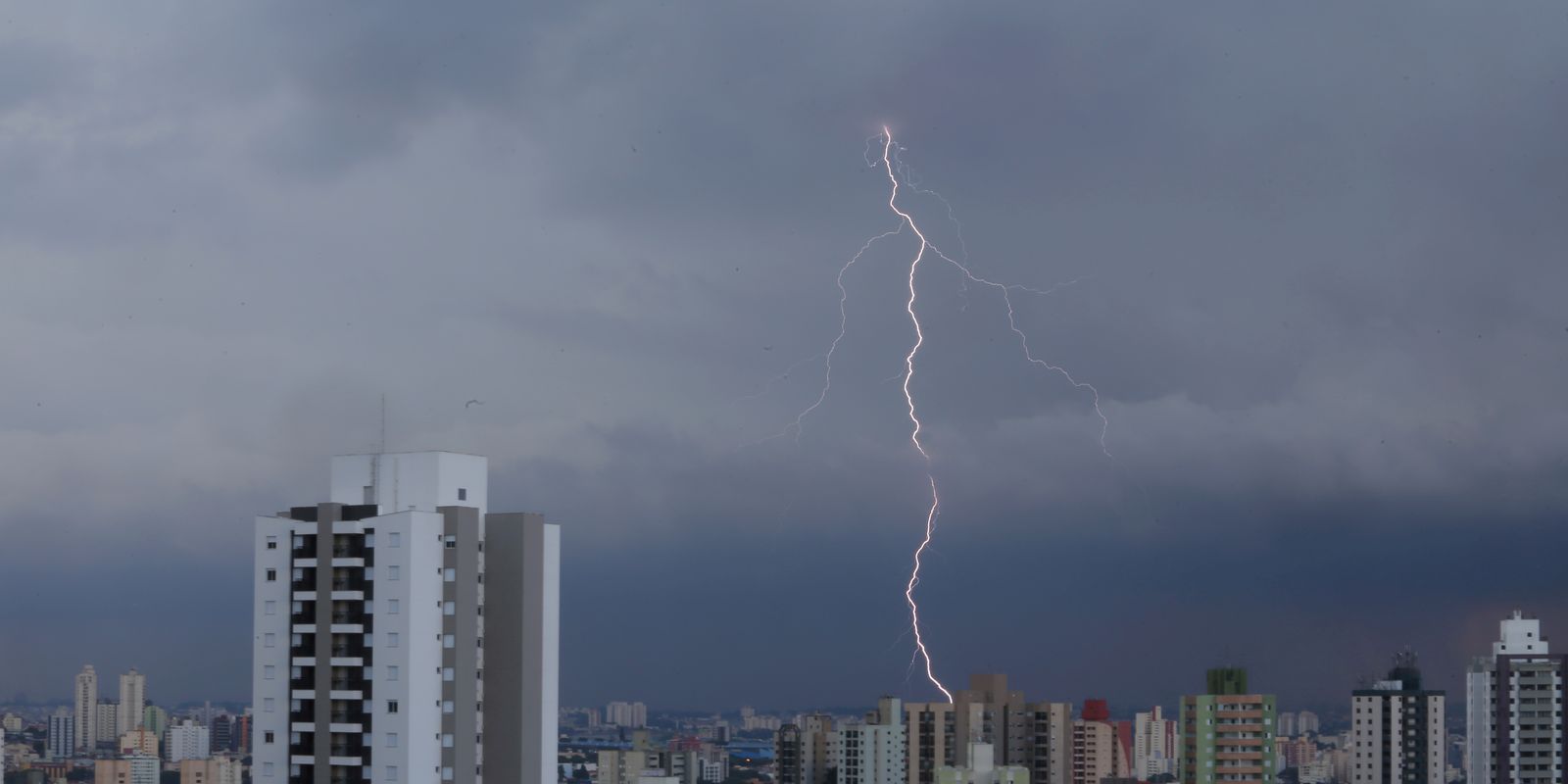 São Paulo ainda tem mais de 45 mil imóveis sem luz devido às chuvas