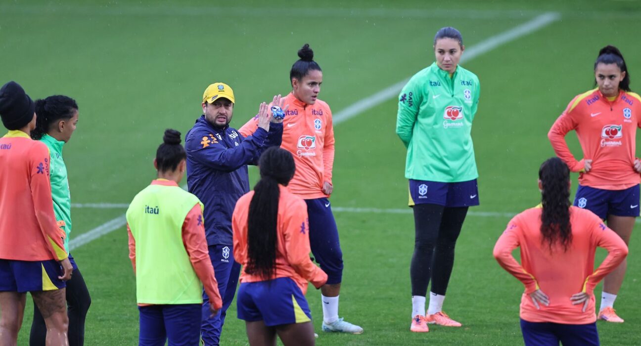 Seleção feminina realiza primeiro treino para amistosos na Europa