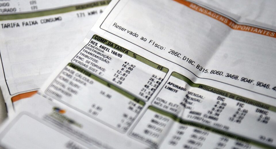 Aneel mantém bandeira para vermelha 1 na conta de luz em novembro