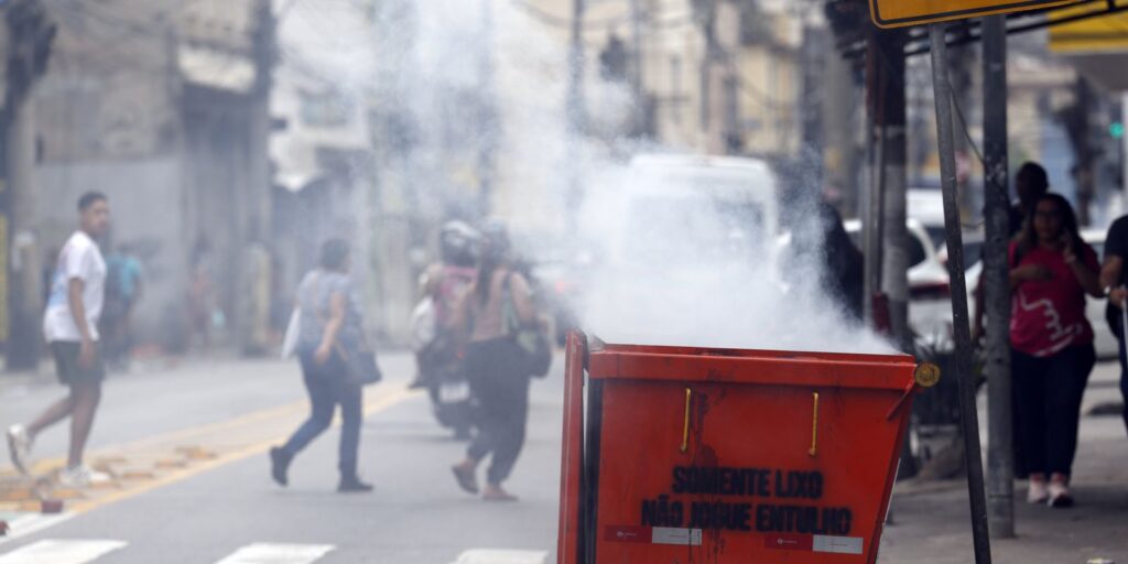 Moradores retiram cerca de 50 corpos em área de mata após operação