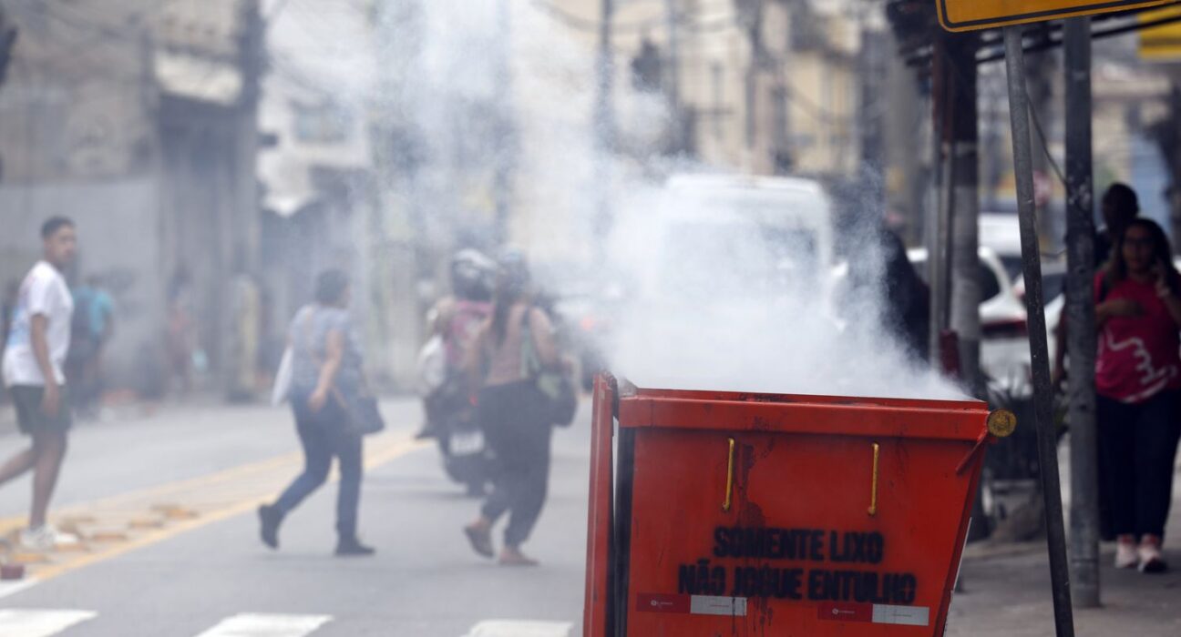 Moradores retiram cerca de 50 corpos em área de mata após operação