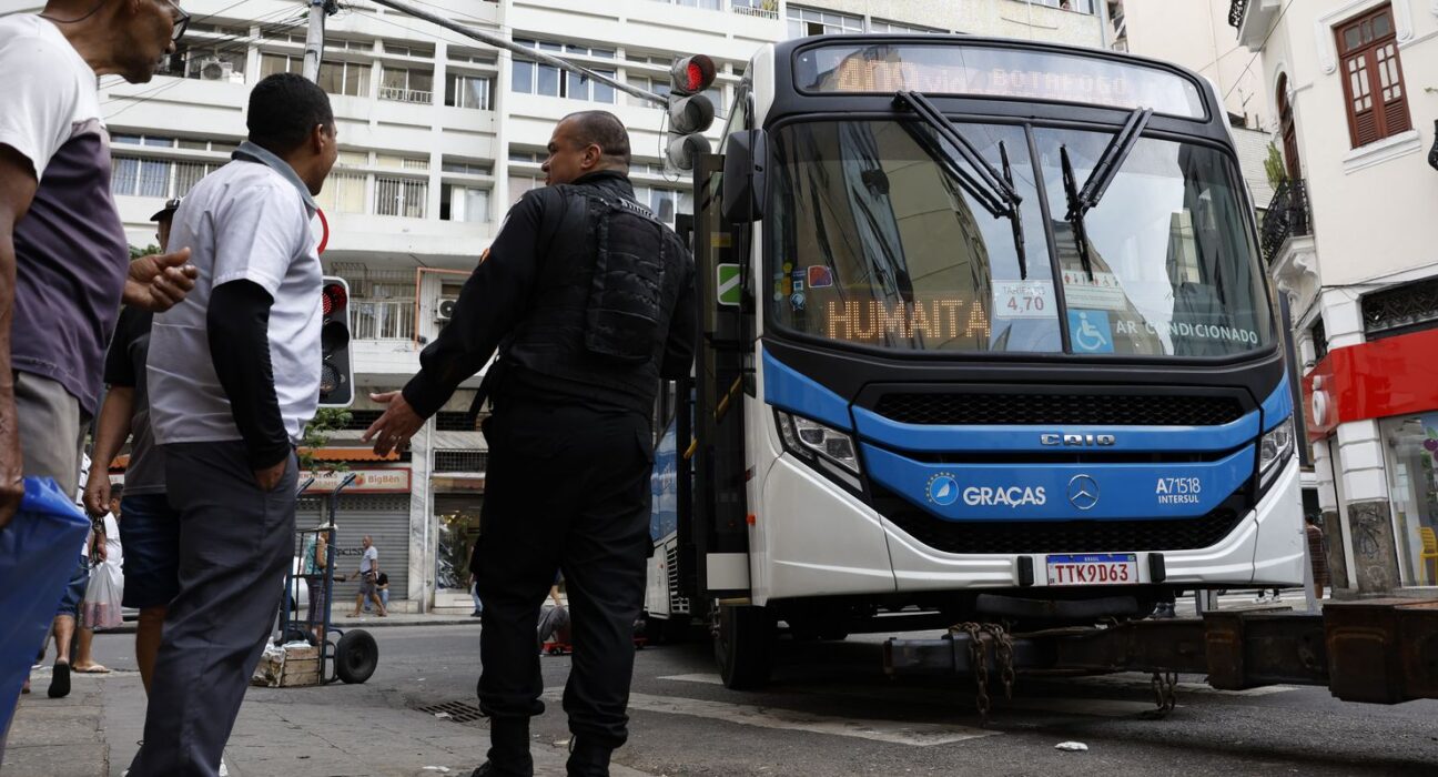Rio: mais de 50 ônibus viraram barricada; transporte está afetado
