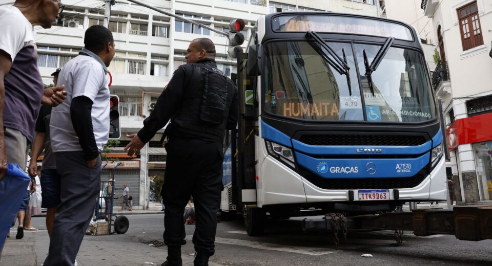 Rio: mais de 50 ônibus viraram barricada; transporte está afetado