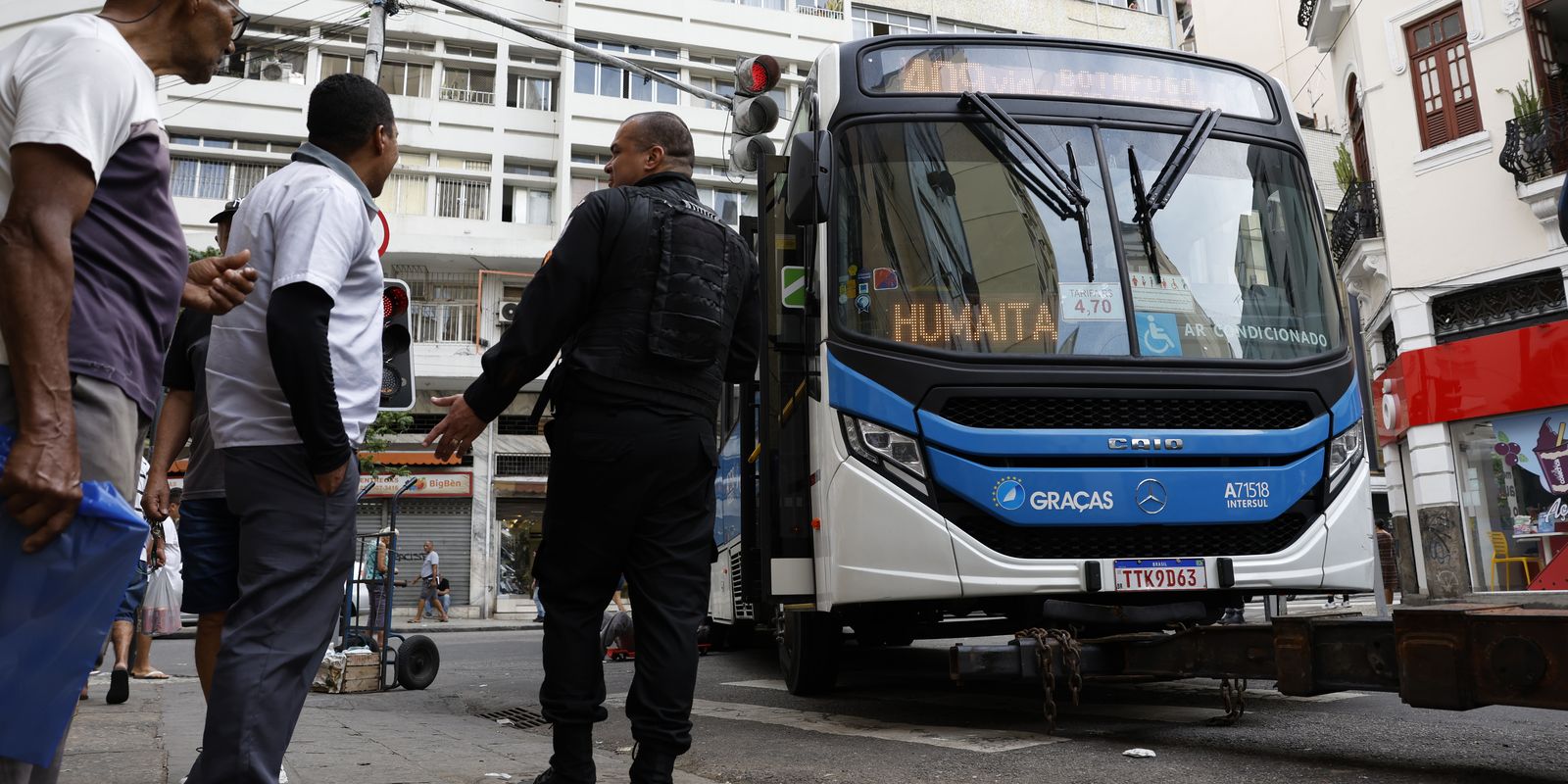 Rio: mais de 50 ônibus viraram barricada; transporte está afetado