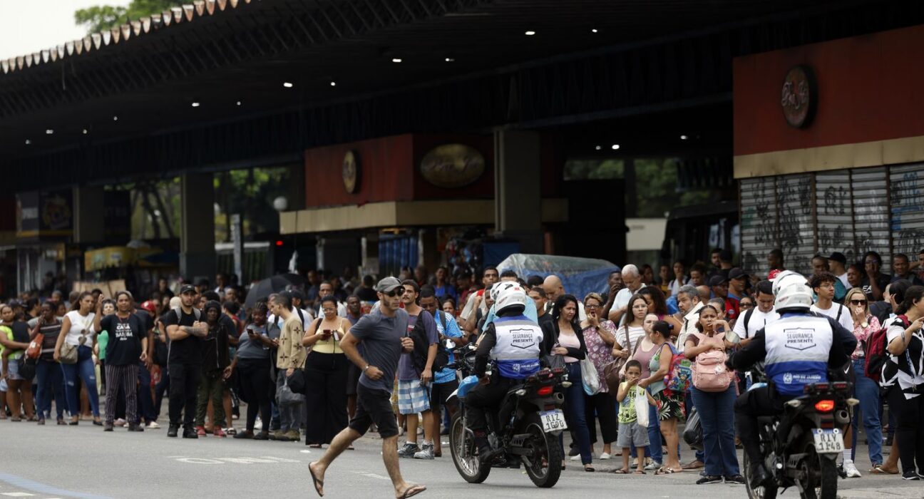 Rio: avenidas são liberadas e metrô reforça horário de trens