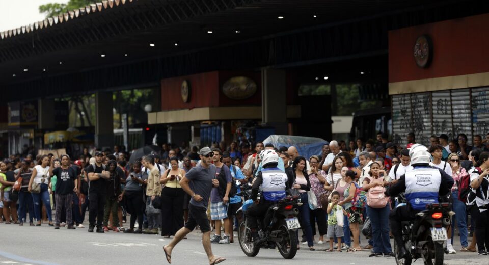 Rio: avenidas são liberadas e metrô reforça horário de trens