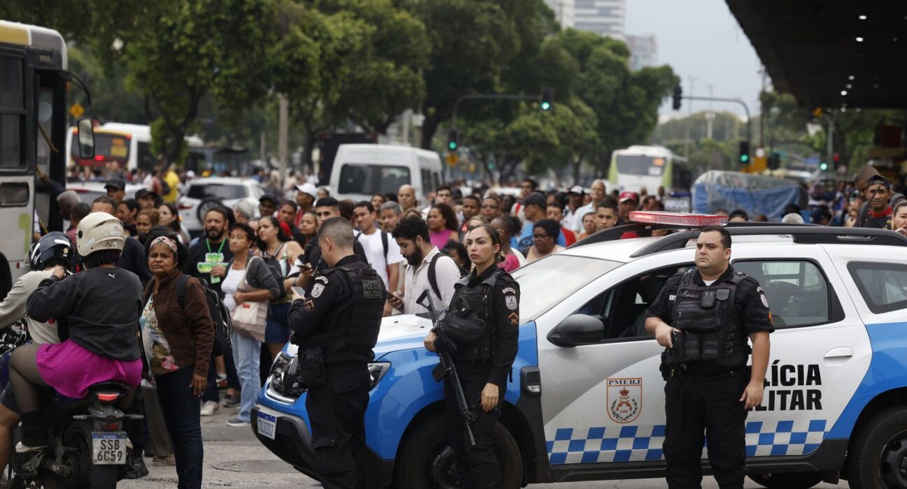 Ação no RJ é cortina de fumaça e expõe população, dizem especialistas