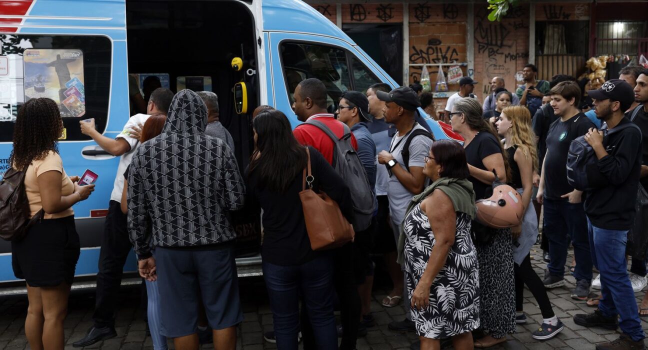 "Entrei na estação para fugir dos tiros", conta moradora do Rio