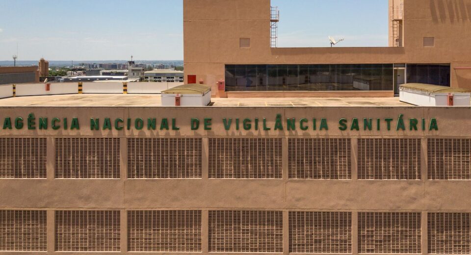 Anvisa proíbe lote falso de chá e suplementos inseguros para o consumo