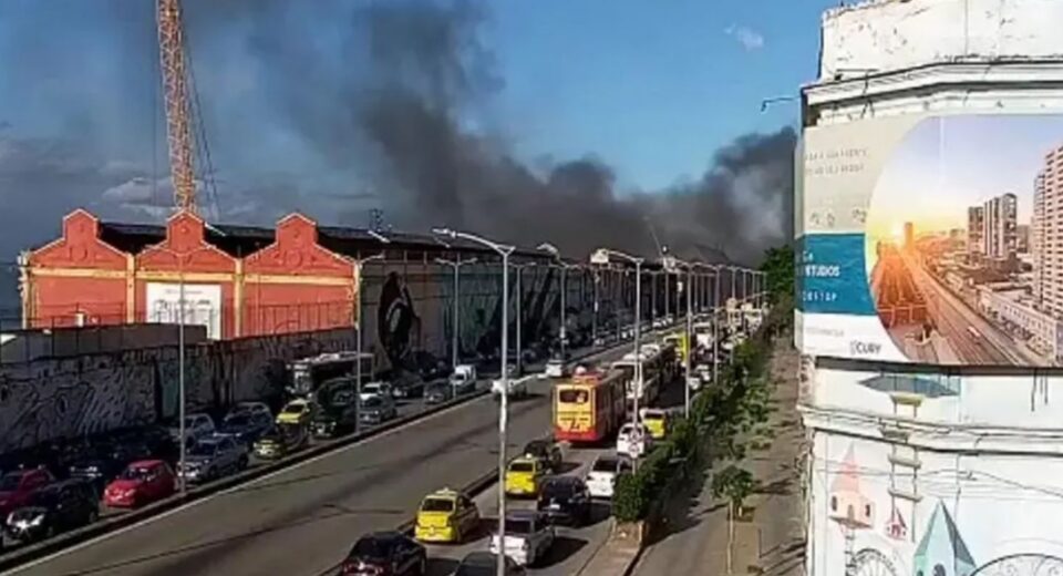 Incêndio atinge barracão de escola de samba na zona portuária do Rio