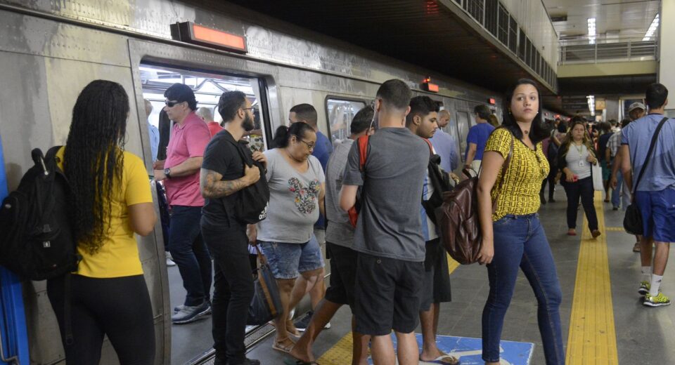 Metrô do Rio resolve problema de sinalização e trens voltam a operar