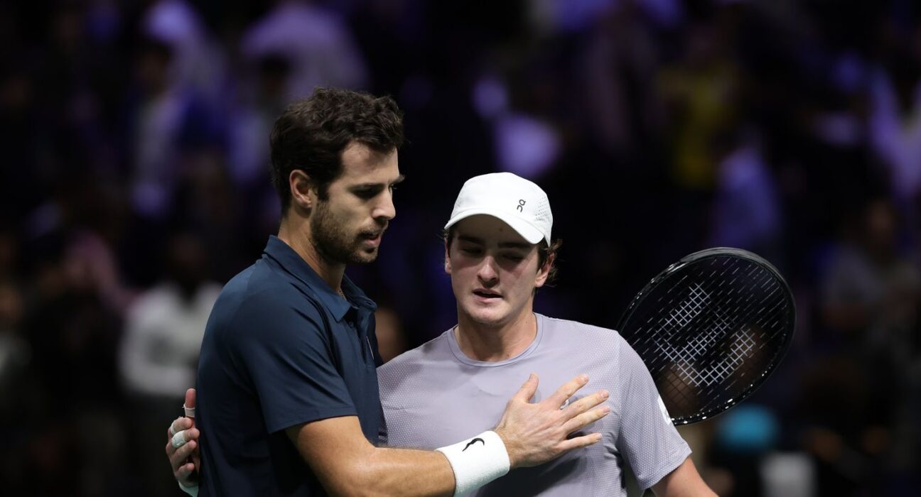 João Fonseca batalha em quadra, mas dá adeus ao Masters 1000 de Paris