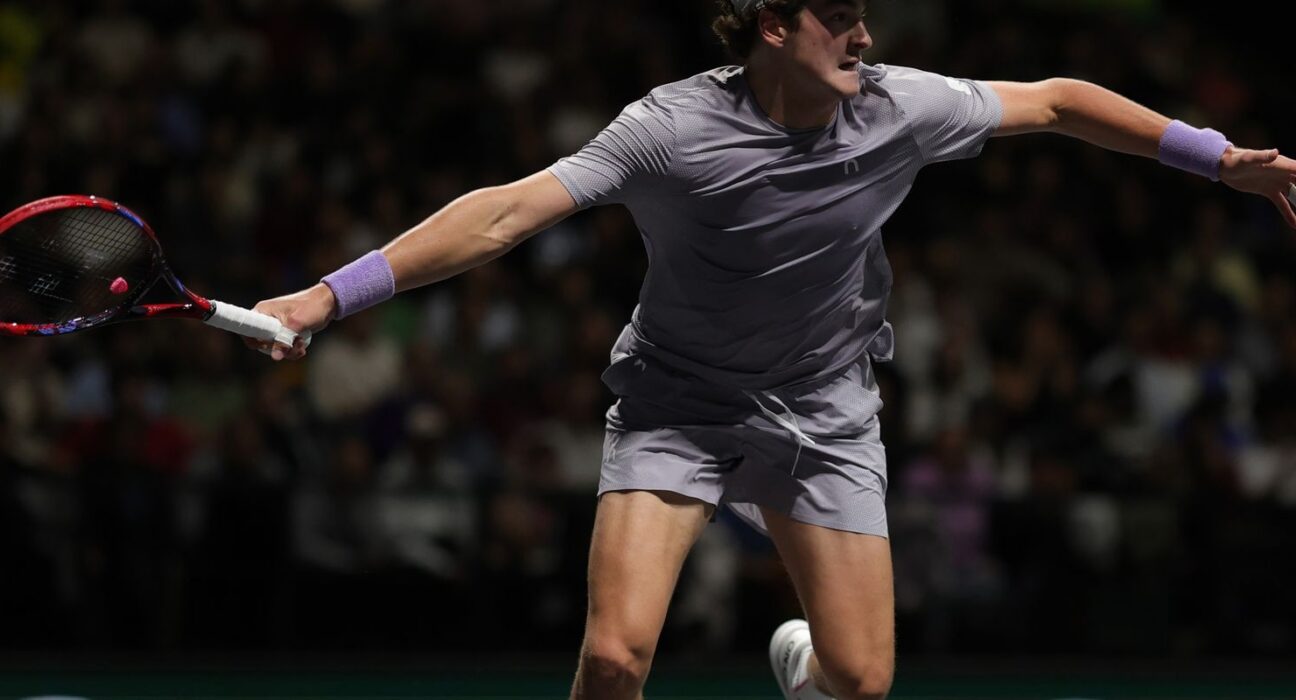 João Fonseca vence Shapovalov na estreia do Masters 1000 de Paris