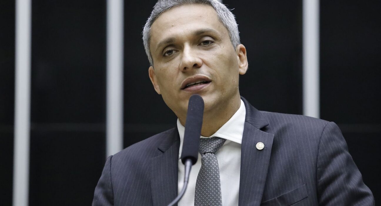 Moraes suspende ação penal contra deputado Gustavo Gayer