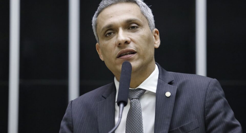 Moraes suspende ação penal contra deputado Gustavo Gayer