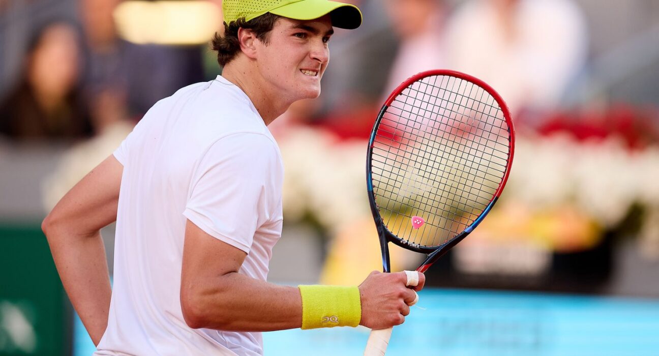 João Fonseca vai à 1ª semi de ATP 500 após abandono de rival no 3º set