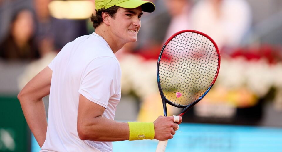 João Fonseca vai à 1ª semi de ATP 500 após abandono de rival no 3º set