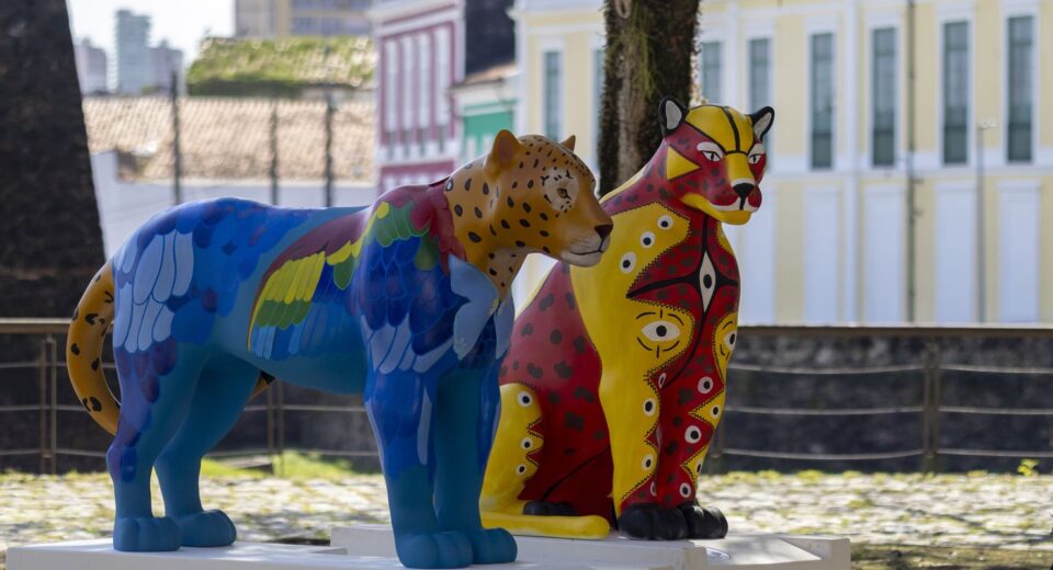 Belém vira galeria a céu aberto com estátuas de onças coloridas