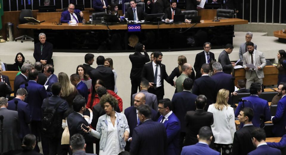 Câmara aumenta penas para crimes como extorsão e escudo humano