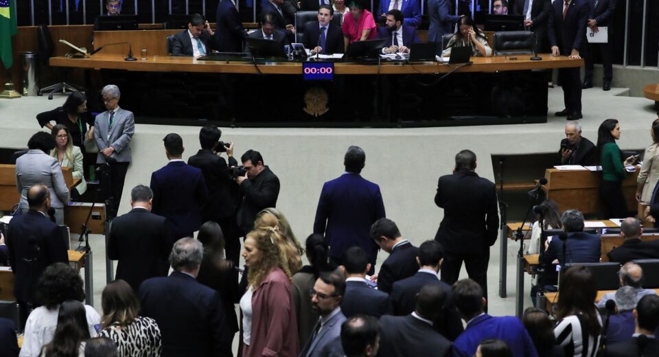 Câmara aprova urgência para votar projeto que cria bancada cristã