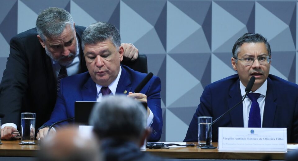Ex-procurador do INSS não responde perguntas do relator na CPMI
