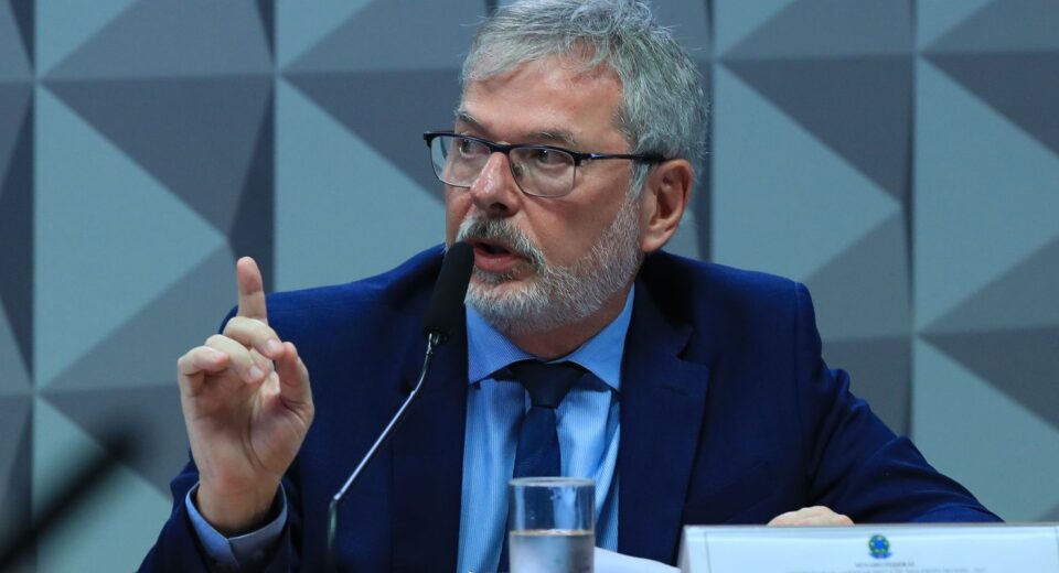 Ex-diretor do INSS nega vínculo político em depoimento à CPI