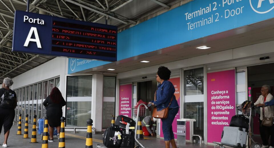 Aéreas flexibilizam remarcação de voos para RJ após operação policial