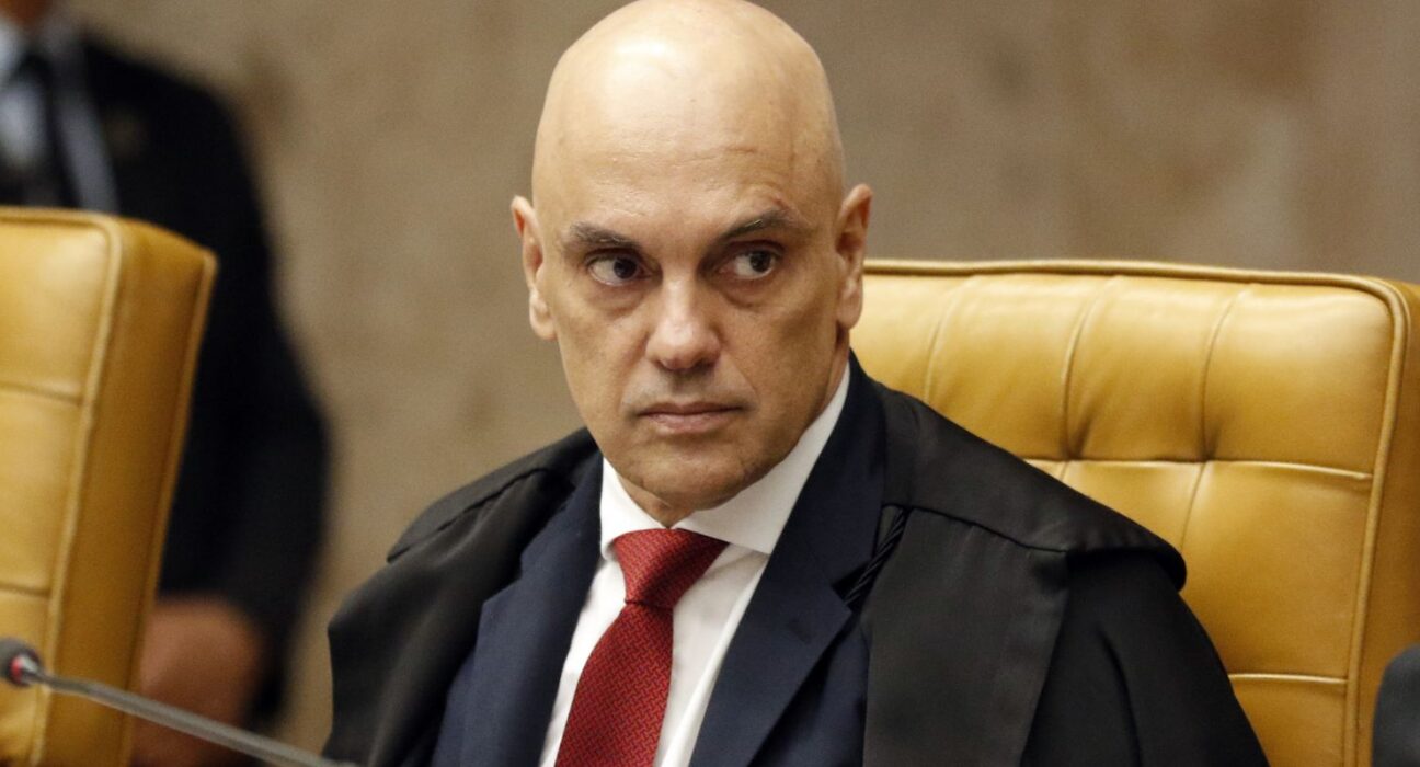 Moraes pede que Filipe Martins explique perda do sinal da tornozeleira