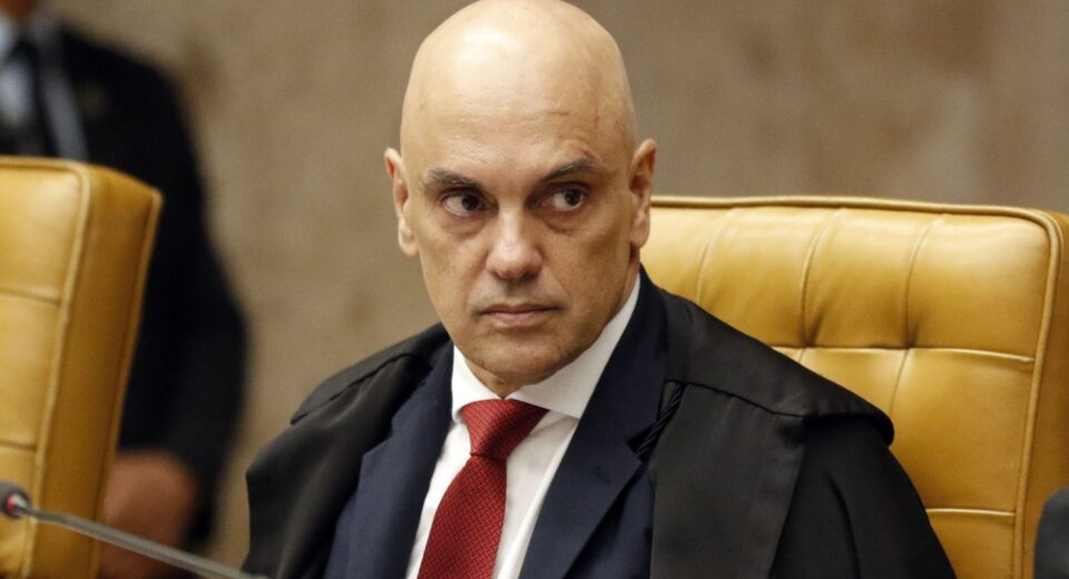 Moraes pede que Filipe Martins explique perda do sinal da tornozeleira