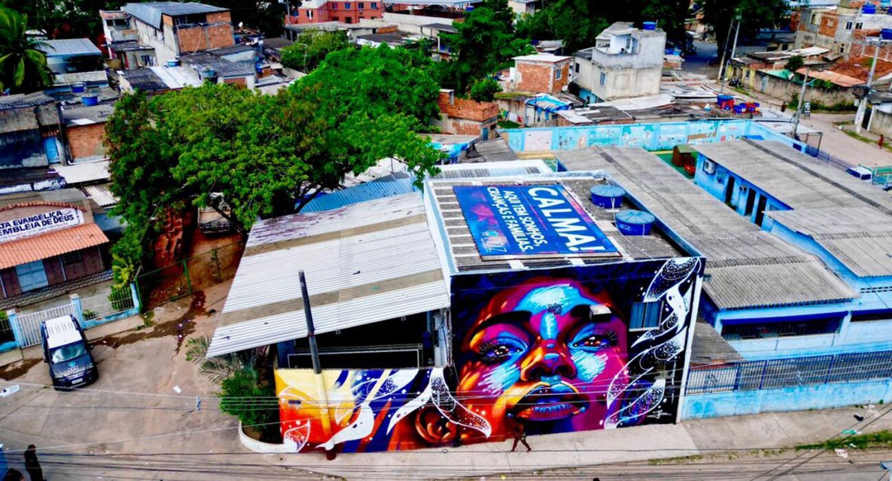 Telhado na Cidade de Deus diz: "Aqui tem crianças, sonhos e famílias"