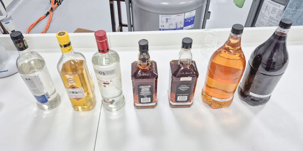 Bar em São Vicente é fechado após morte de mulher que consumiu whisky