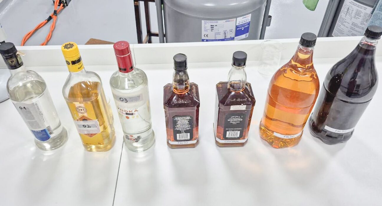 Bar em São Vicente é fechado após morte de mulher que consumiu whisky