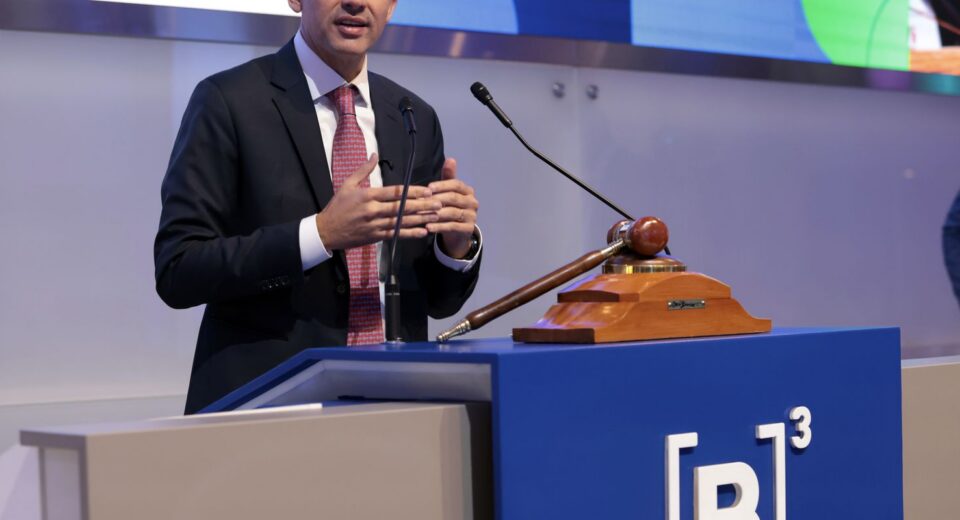 Porto de São Sebastião será leiloado até abril de 2026, diz ministro