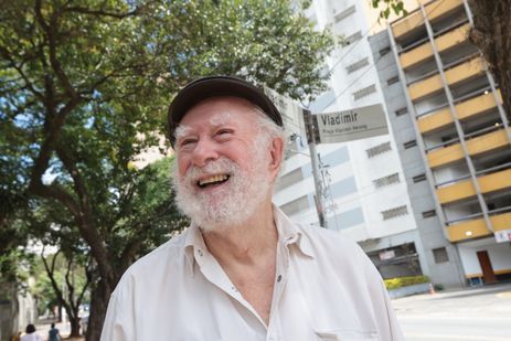 São Paulo (SP), 26/10/2025 - Mouzar Benedito o primeiro ganhador do Prêmio Herzog, participa de inauguração do “Calçadão do Reconhecimento“, A  Praça Memorial Vladimir Herzog recebe a instalação dos primeiros 51 tijolos com os nomes dos homenageados na categoria Prêmio Especial, criada em 2009 pelo Prêmio Jornalistico Vladimir Herzog de Anistia e Direitos Humanos. A ação marca a primeira etapa do Calçadão do Reconhecimento, obra que conclui o projeto original da Praça Memorial Vladimir Herzog, concebido por Elifas Andreato e anunciado por Clarice Herzog em 2011, durante a renomeação do espaço. Ao todo, 1.625 nomes de ganhadores do Prêmio, de 1979 a 2025, farão parte do Calçadão. Foto: Paulo Pinto/Agência Brasil