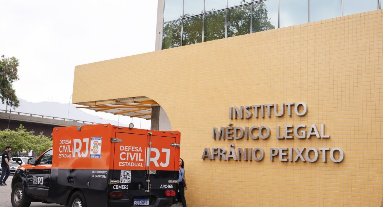 Famílias se cadastram para reconhecer corpos no IML do Rio