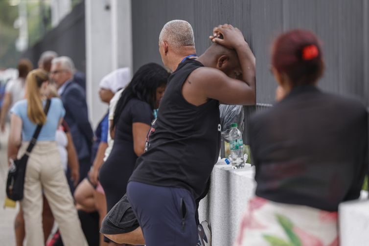 Rio de Janeiro (RJ), 29/10/2025 - Familiares chegam ao Detran para se cadastrar para reconhecimento dos corpos
Após resgate de dezenas de corpos são trazidos por moradores para a Praça São Lucas, na Penha, zona norte do Rio de Janeiro. Operação Contençao.
Foto: Tânia Rêgo/Agência Brasil