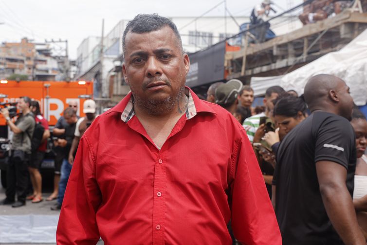 Rio de Janeiro (RJ), 29/10/2025 - Luiz Fernando Argivaes, agente funerário da Vila Cruzeiro, durante protesto de moradores  contra execuçoes na comunidade da Vila da PenhaOperação Contenção.
Foto: Tânia Rêgo/Agência Brasil