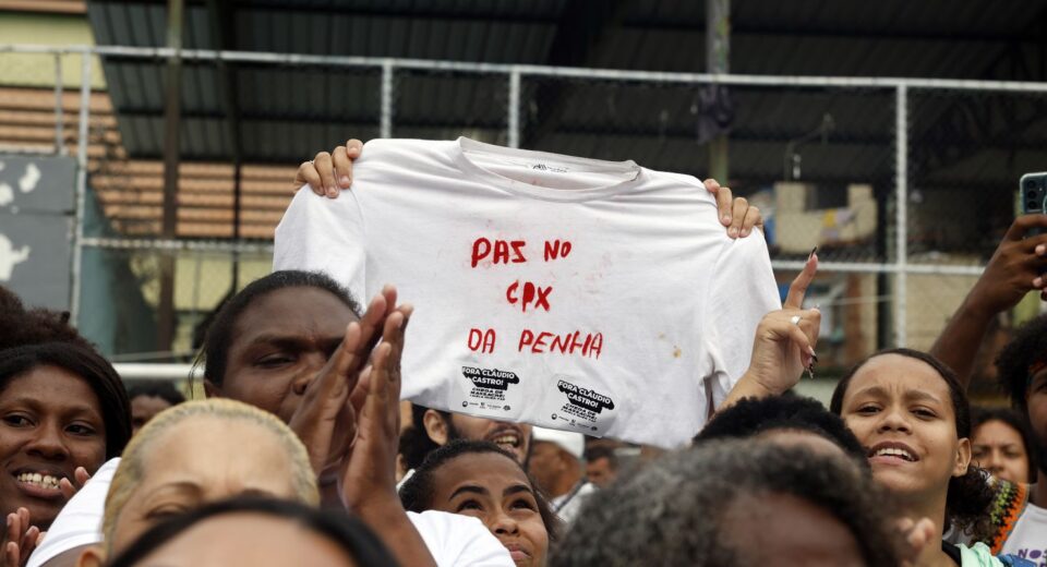 Moradores de favelas protestam no Rio após megaoperação com 121 mortos