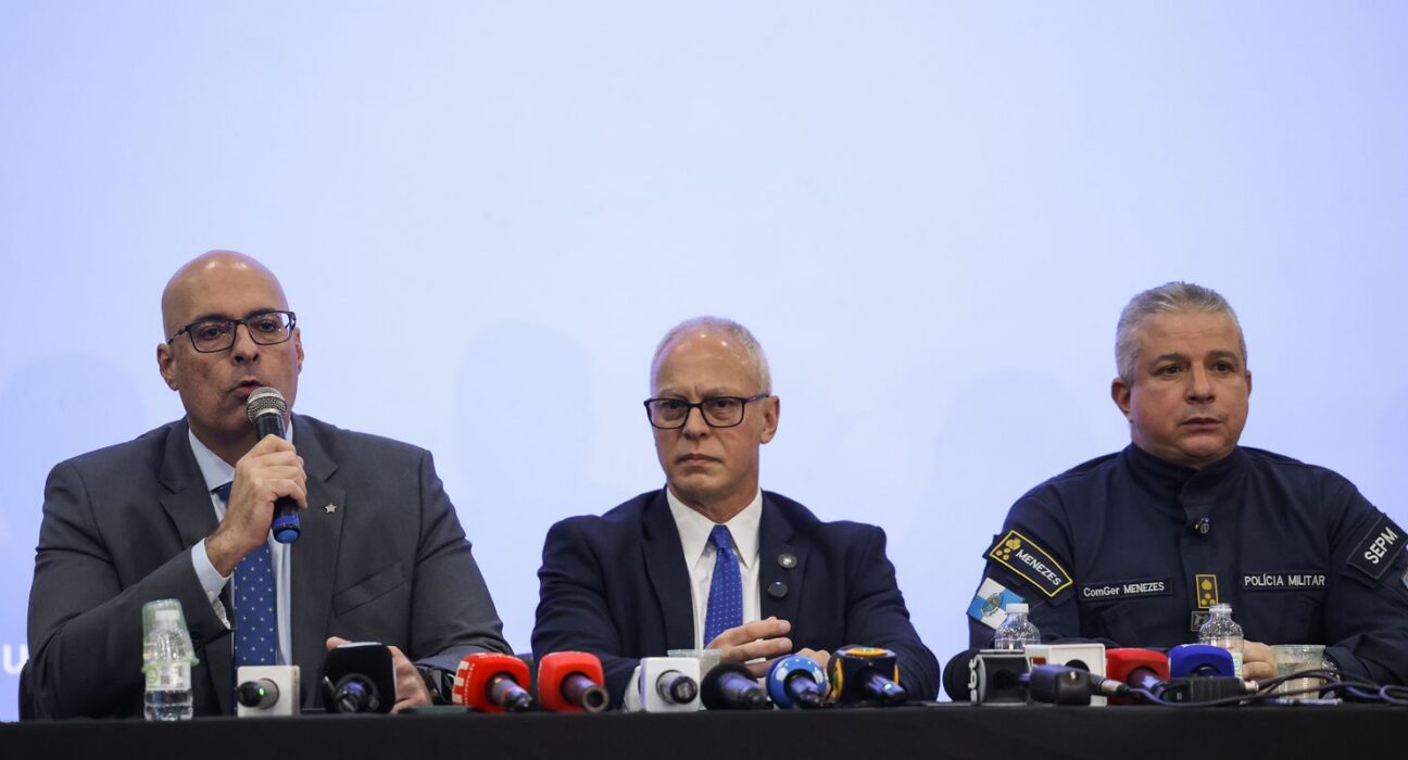 Governo do Rio estima 119 mortes; moradores retiram corpos da mata