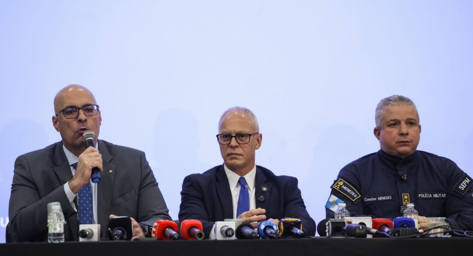 Governo do Rio estima 119 mortes; moradores retiram corpos da mata