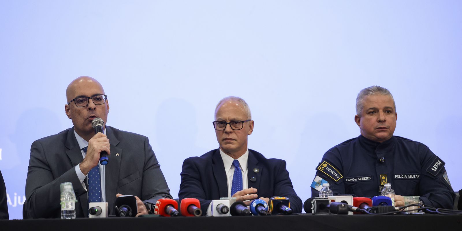 Governo do Rio estima 119 mortes; moradores retiram corpos da mata