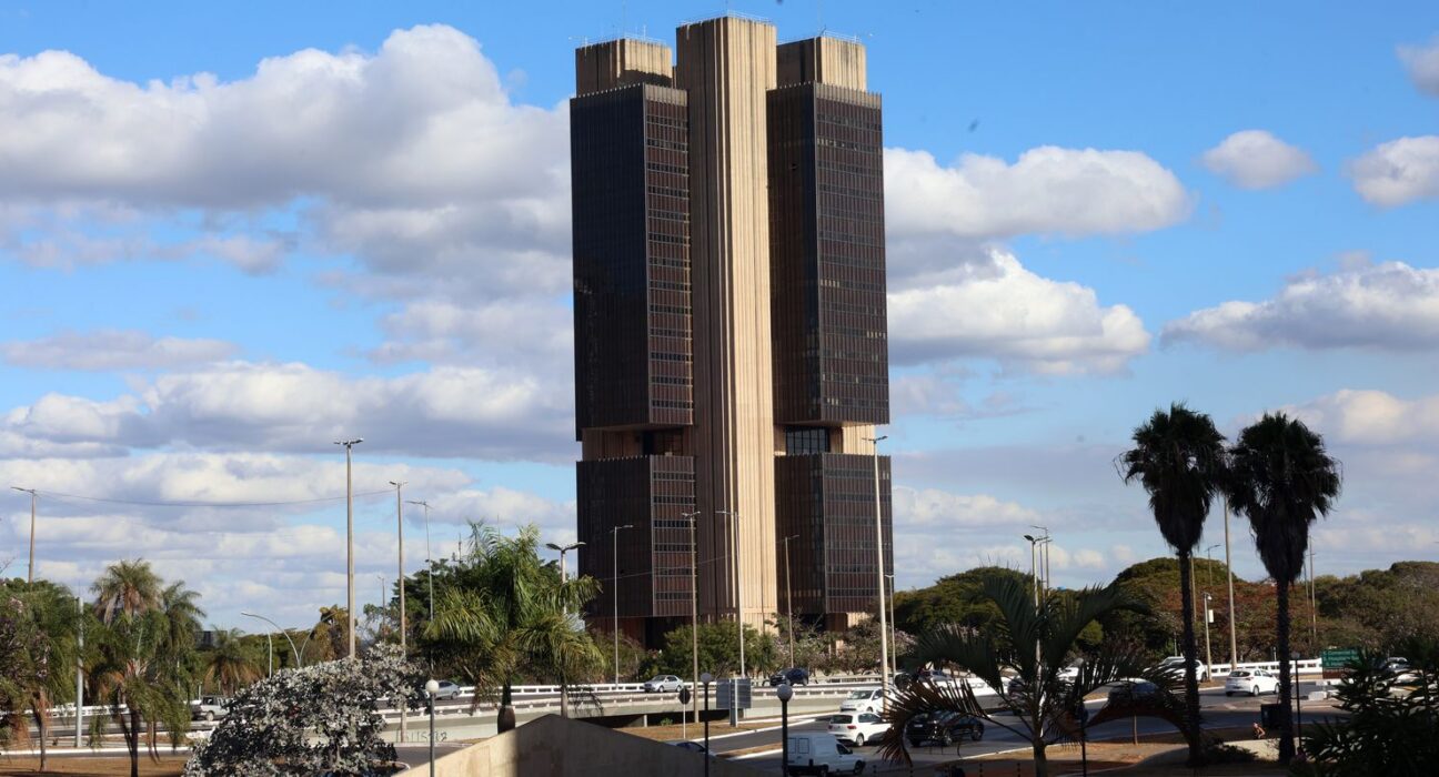 Inflação de 2025 ficará abaixo do teto da meta, em 4,45%